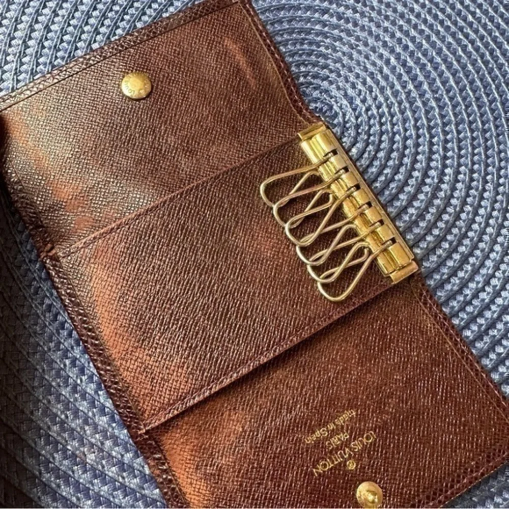 AUTHENTIC Louis Vuitton keycase. Brown Epi leather.